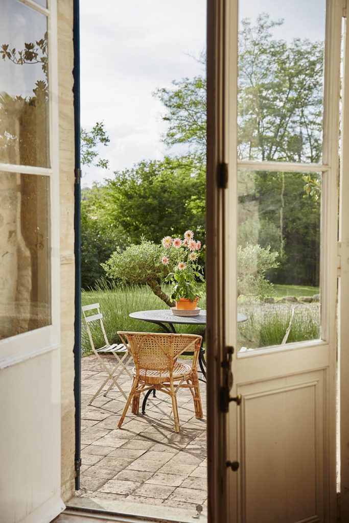 Terrasse avec table et chaise dans une maison de campagne à la déco rustique chic