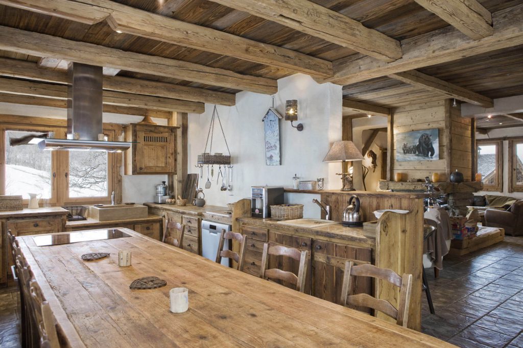 Salle à manger avec table en bois chalet rustique