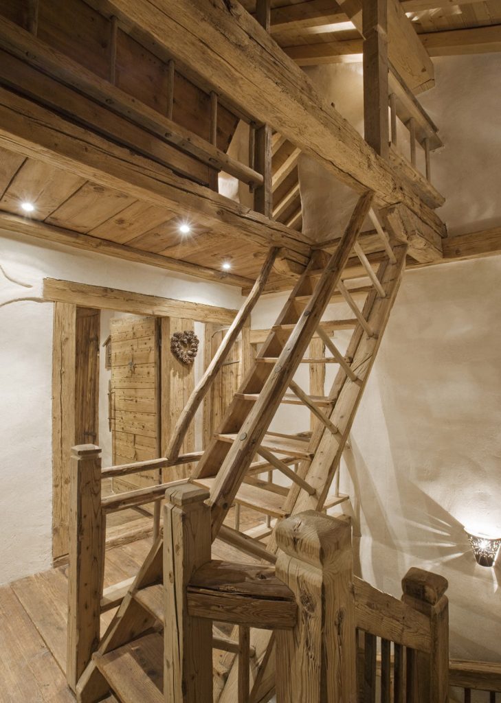 escalier en bois dans un chalet rustique
