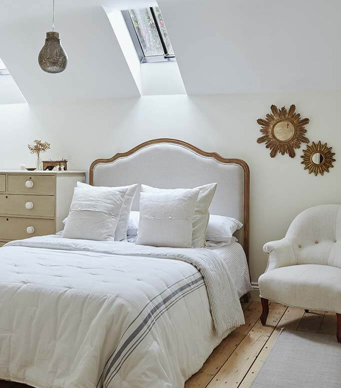 Chambre avec lit dans une maison de campagne à la décoration romantique chic à Sussex