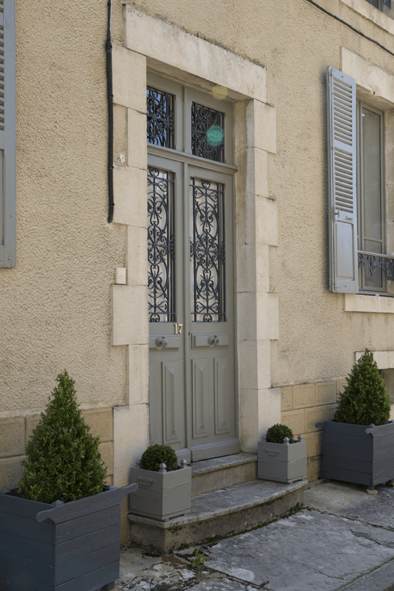 porte d'entrée gris, maison bourgeoise à l'interieur gustavien