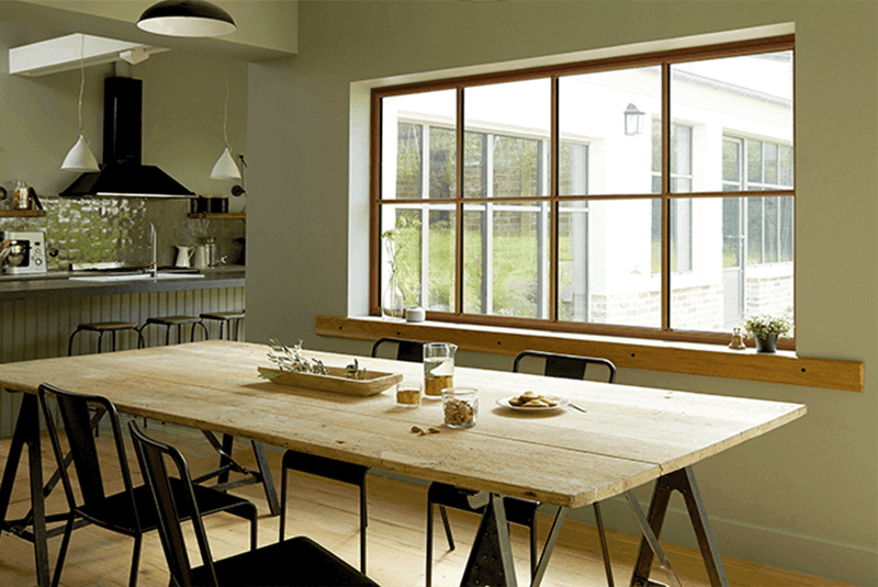 Fenêtre innovante avec table en bois dans une maison intelligente
