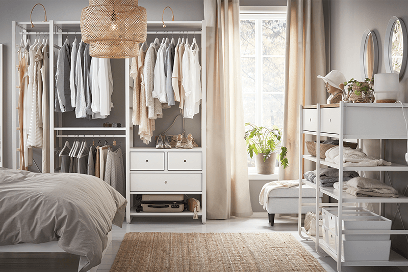 Dressing ouvert gamme « Evarlie », 3 sections, 205,2 x 216 x 55 cm, 475 €, Ikea. Pour ranger sa chambre de méticuleuse.