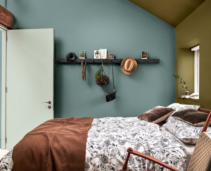 Cette association de couleurs allie la douceur de l'aube, le bronze et l'eucalyptus pour une chambre en toute harmonie.