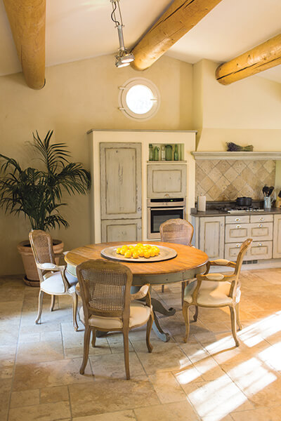 salle à manger avec table en bois et chaises maison de campagne au style provençal