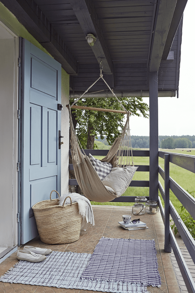 Terrasse avec porte bleu maison de campagne à la décoration style romantique