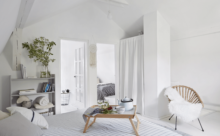Chambre blanche maison de campagne à la décoration style romantique