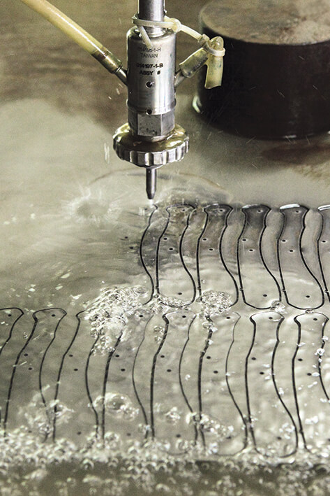 Une machine découpe des platines au jet d’eau sous pression à 4000 bars mis en place par des artisans coutelier