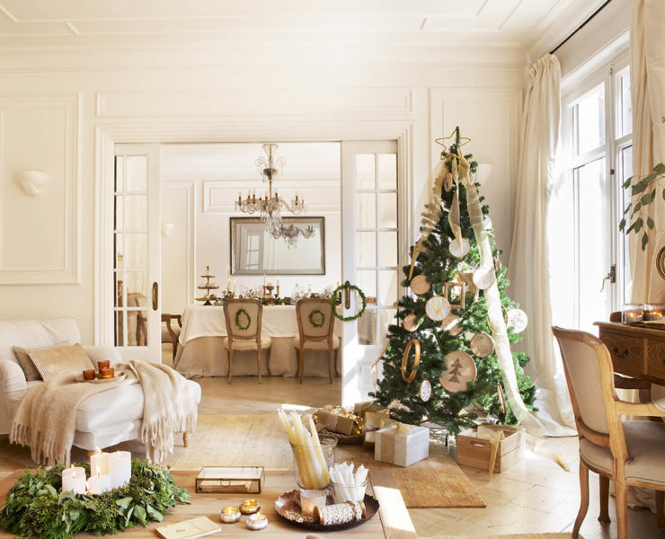 Salon décoré avec un grand sapin de Noël