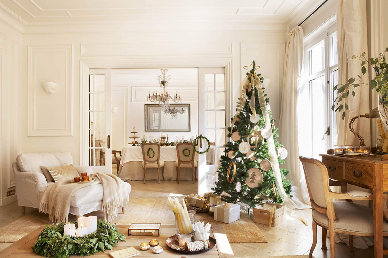 Salon décoré avec un grand sapin de Noël
