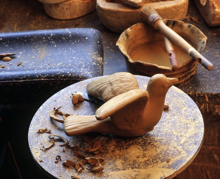 Hirondelle en poterie réalisée par estampage