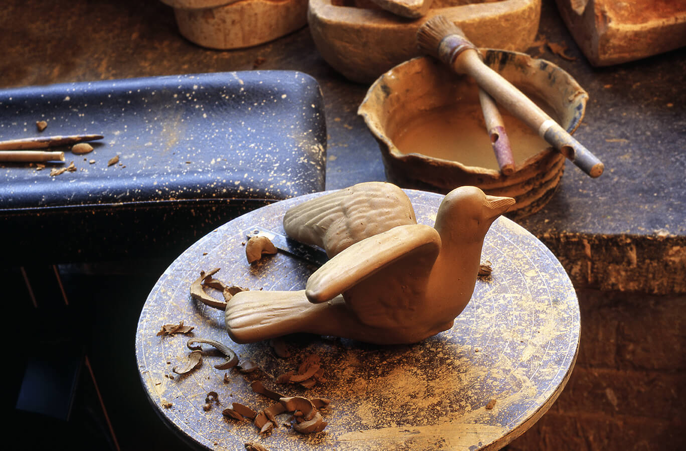 Hirondelle en poterie réalisée par estampage