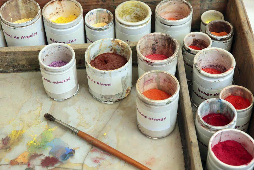 Anciens pots de peinture de toutes les couleurs pour la fabrication de cartons de tapisserie