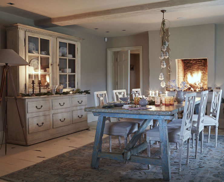 Salle à manger avec meuble en bois et table en bois bleu pour une ambiance de noel rustique chic