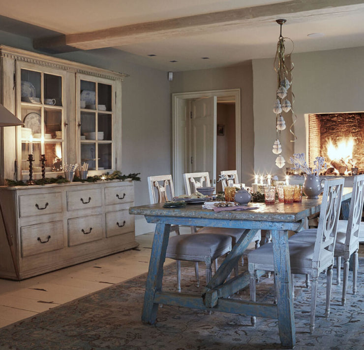 Salle à manger avec meuble en bois et table en bois bleu pour une ambiance de noel rustique chic