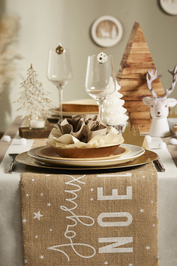 Décoration table de Noël aux couleurs blanc et or