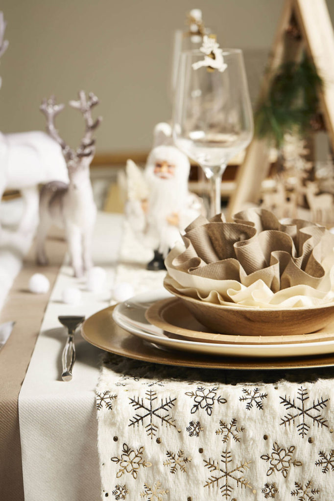 Déco table de Noël aux couleurs blanc et or