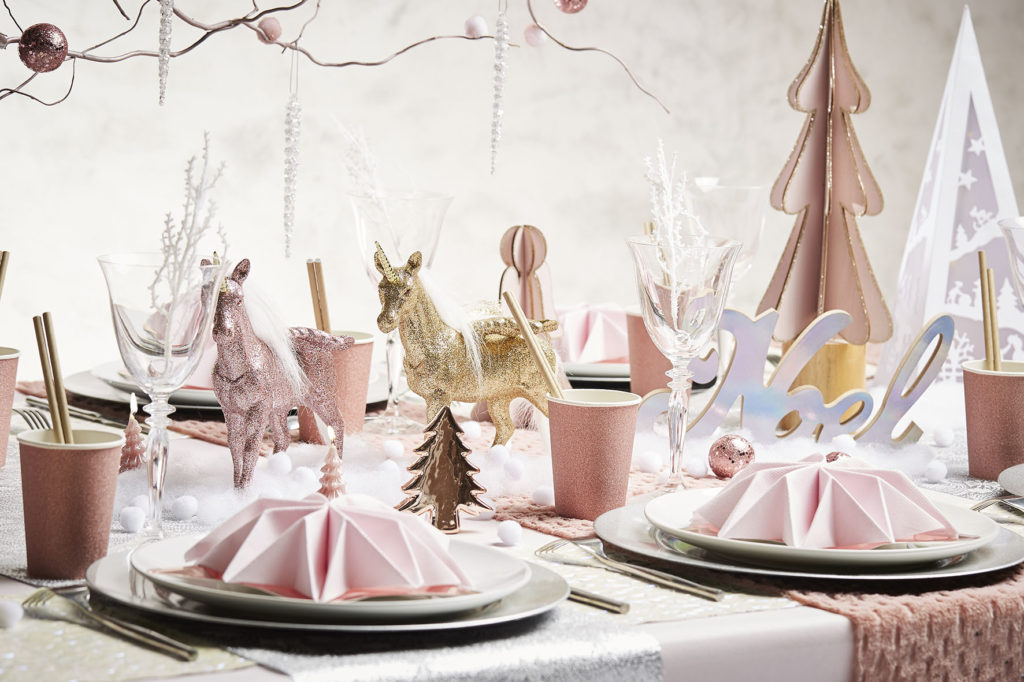 Décoration de table de Noël féerique aux couleur rose, or et argent