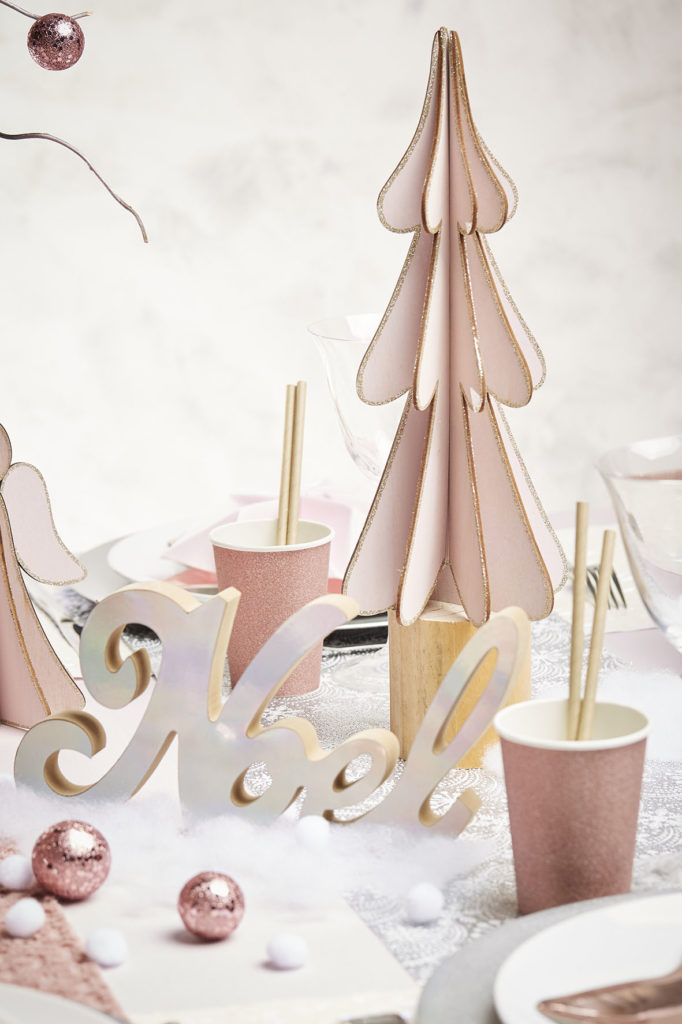 Déco table de Noël féerique aux couleur rose, or et argent