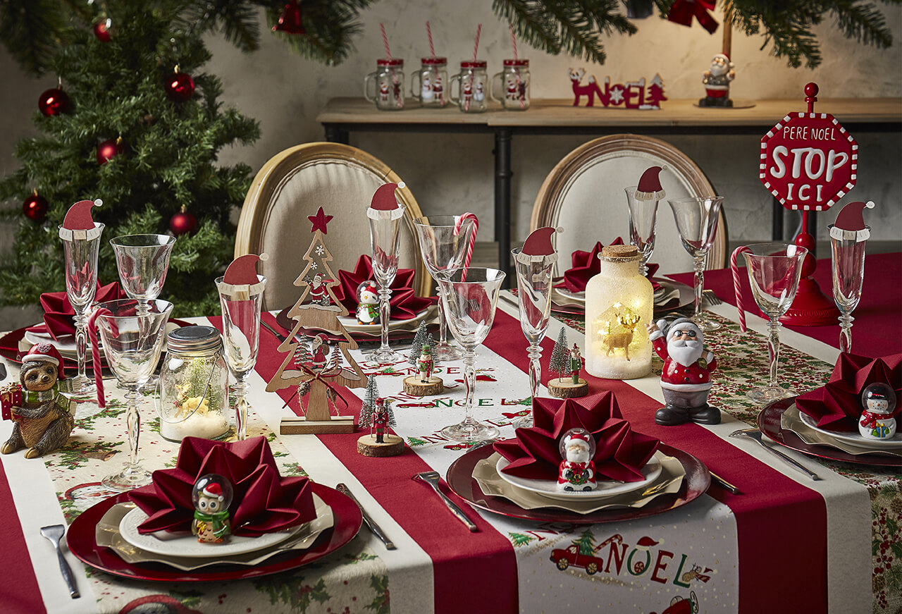 Décoration de table de Noël traditionnelle aux couleurs rouge et blanc