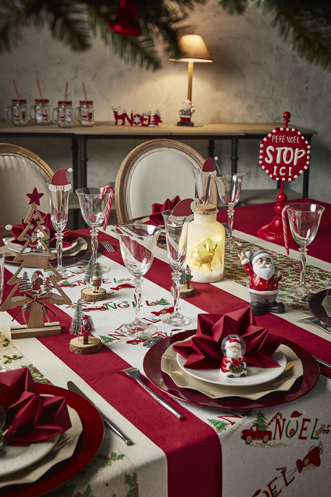 Déco table de Noël traditionnelle aux couleur rouge et blanc