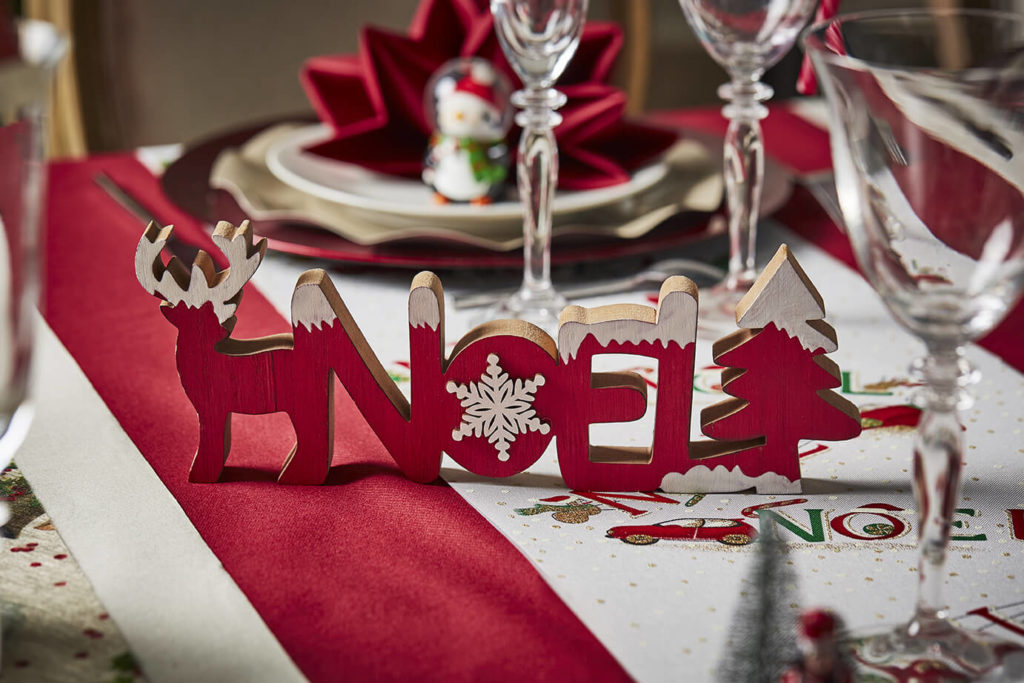 Déco table de Noël traditionnelle aux couleur rouge et blanc