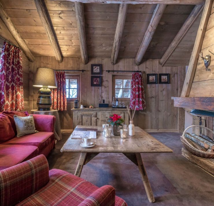 Salon dans un chalet avec des canapés rouge