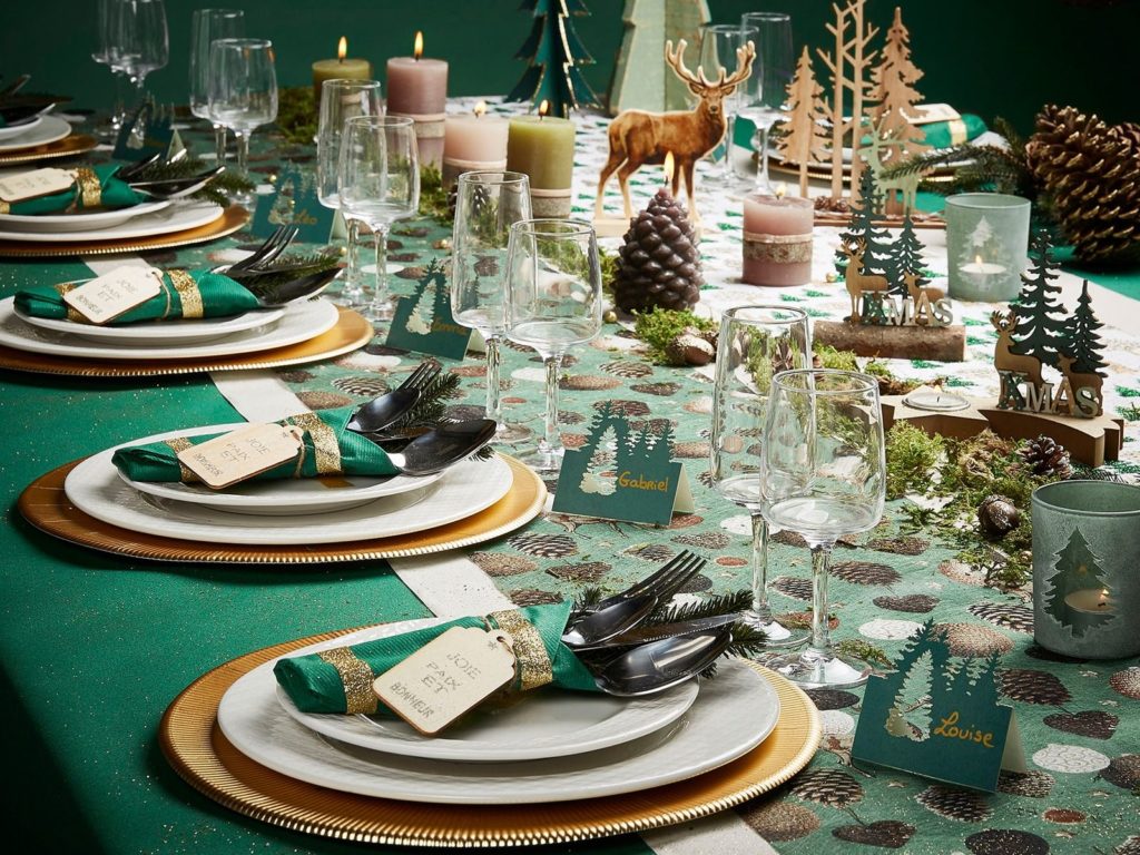 Déco table de Noël à l'esprit Green Spirit aux couleur vert, marron et blanc
