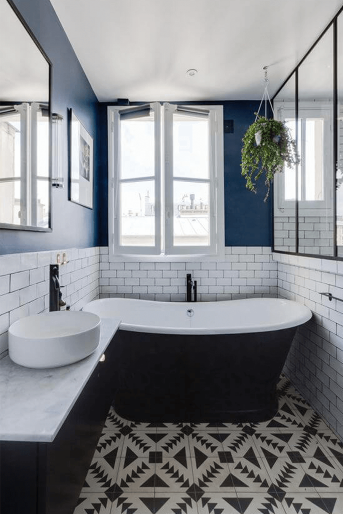 Salle de bain avec peinture bleue et une verriere noire