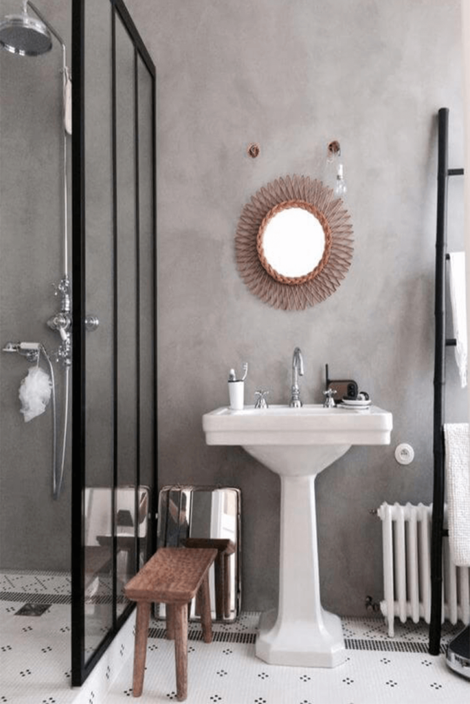 Salle de bain au mur gris avec verriere