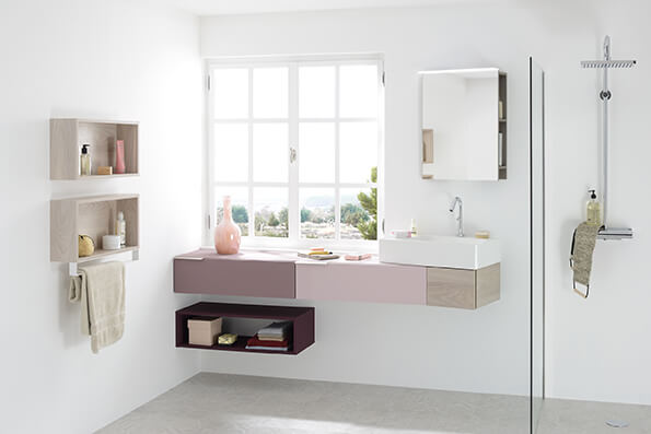 Salle de bain blanche avec lavabo rose