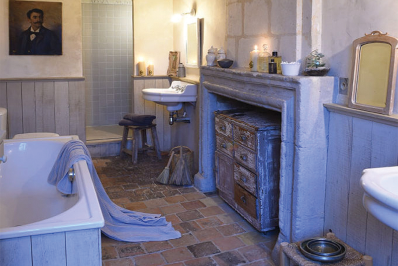 Salle de bain dans une maison de campagne