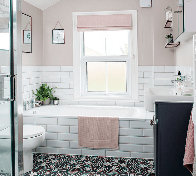 Salle de bain avec carreaux blanc et murs roses