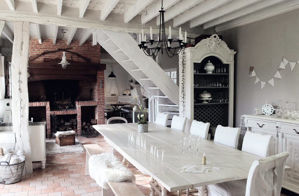 Grande table en bois blanc dans une maison de campagne