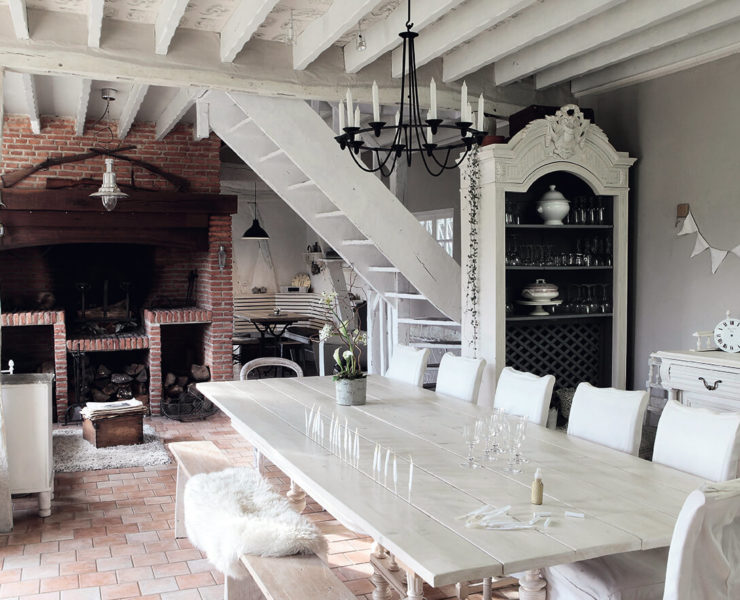Grande table en bois blanc dans une maison de campagne