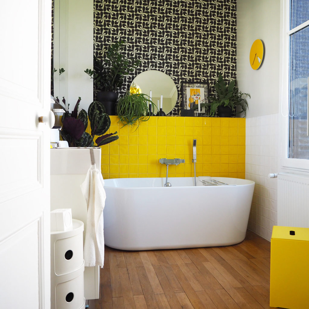 salle de bain aux couleurs jaune et blanc