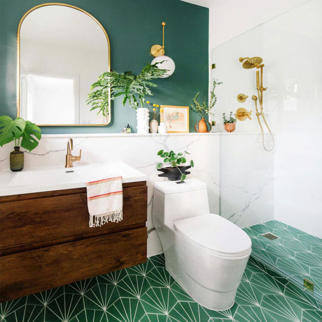 salle de bain aux couleurs vert et blanc