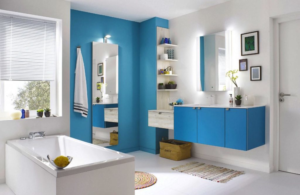 salle de bain aux couleurs bleu et blanc
