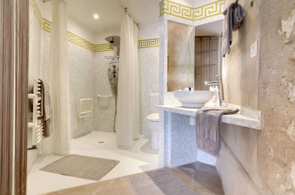 salle de bain moderne à la déco authentique dans une maison d'hôtes