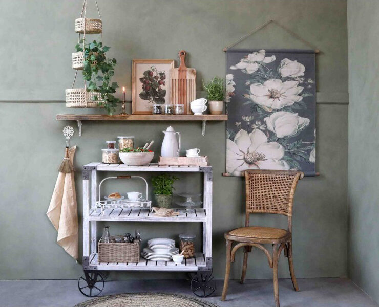 chaise en osier de la collection Provence de la marque Chic Antique avec petite table en bois et toile suspendue à fleurs