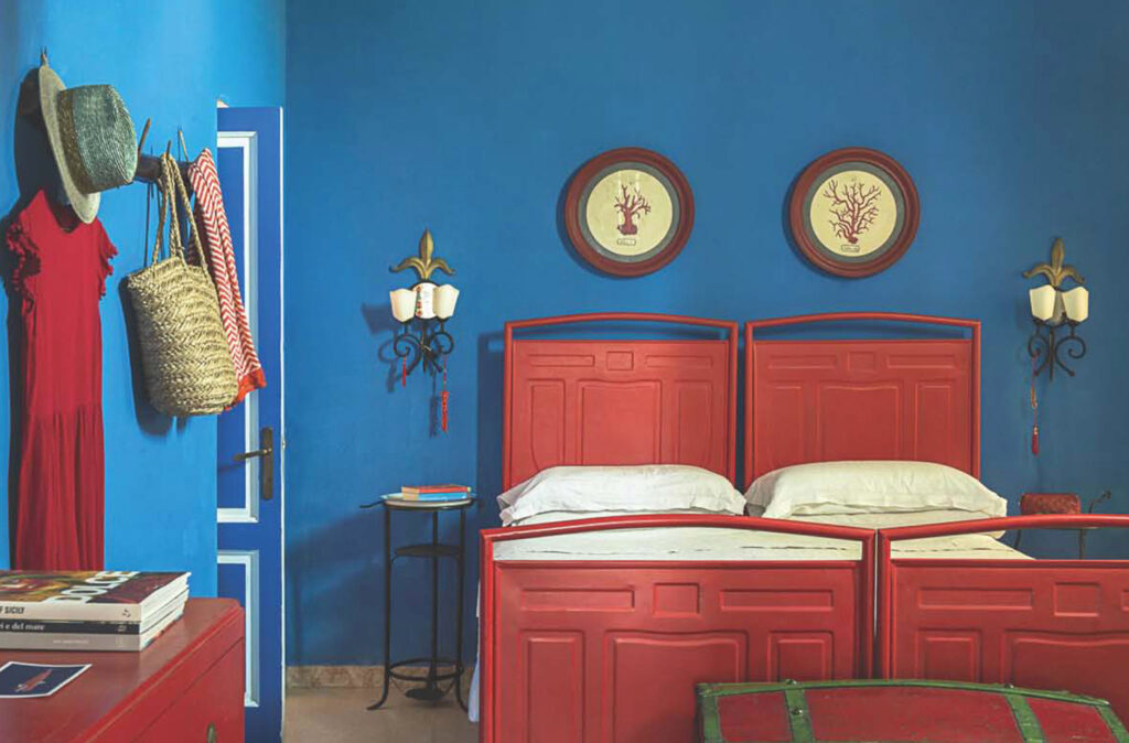 chambre bleue avec lit rouge