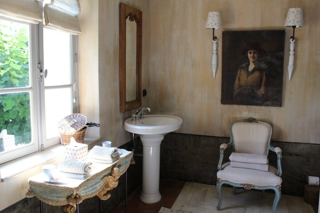 salle de bain au style classique chic dans une bastide provençale