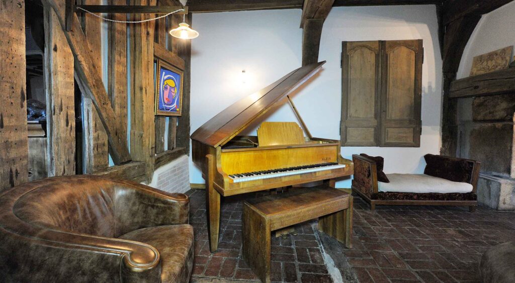 piano dans une maison d'hôtes rustique