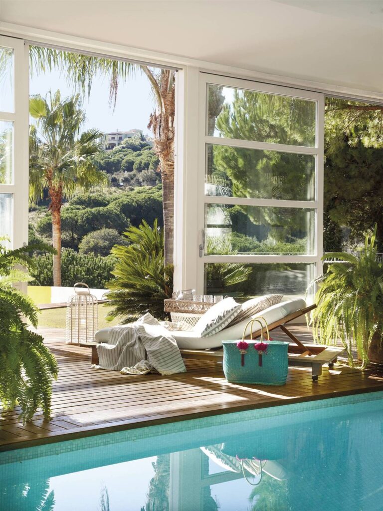 terrasse avec transat et piscine