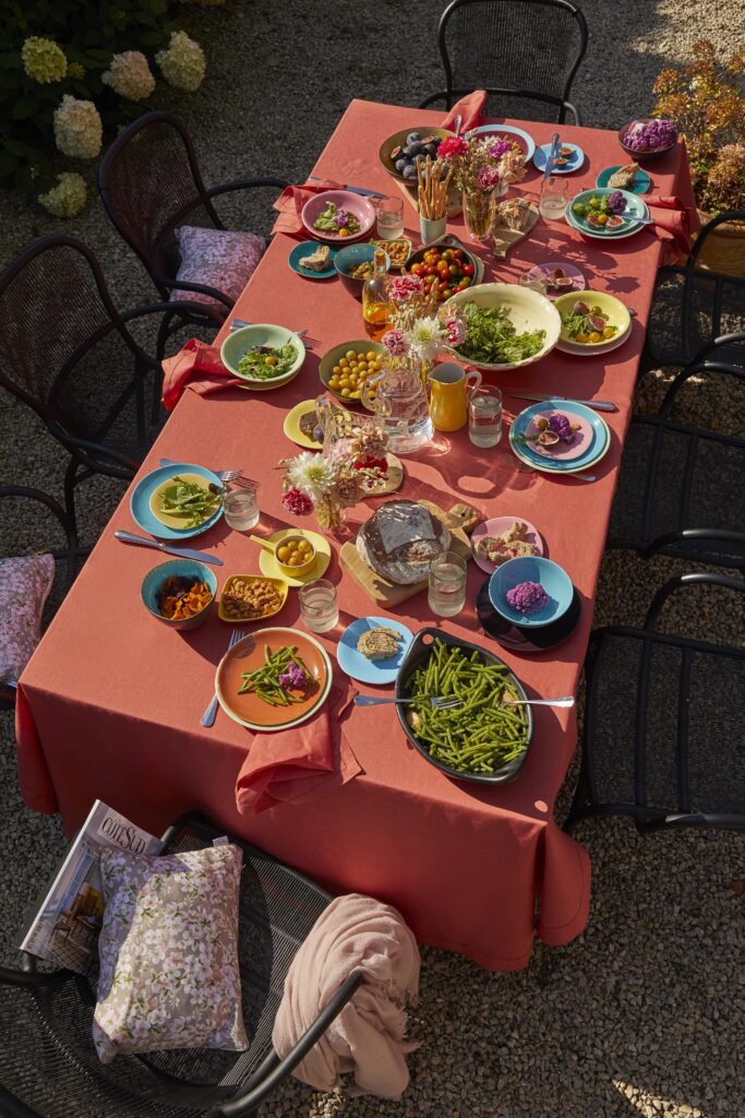 Table dressée dans le jardin avec une nappe couleur rooibos