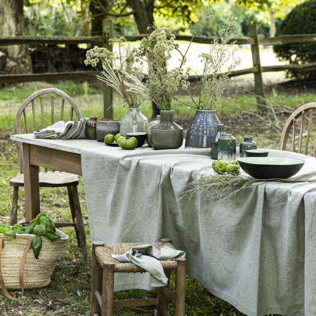 Table de jardin décorée pour les repas d'été