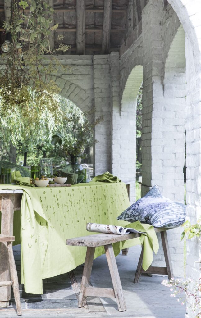 Table de jardin en bois habillée d'une nouvelle nappe Alexandre Turpault verte