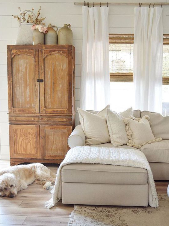 salon avec canapé blanc et armoire en bois à côté