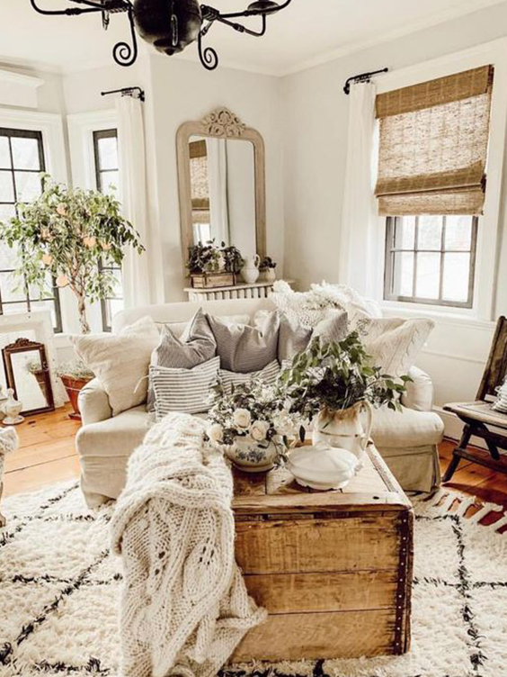 salon avec tapis berbere, une table en bois et un canapé blanc