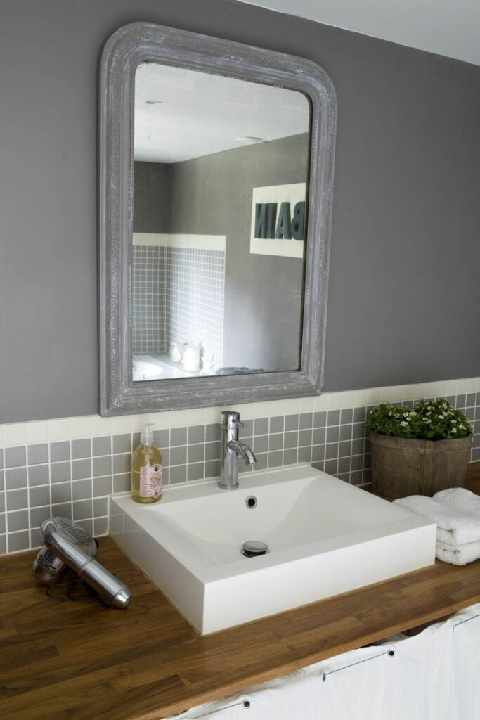 lavabo blanc avec miroir gris